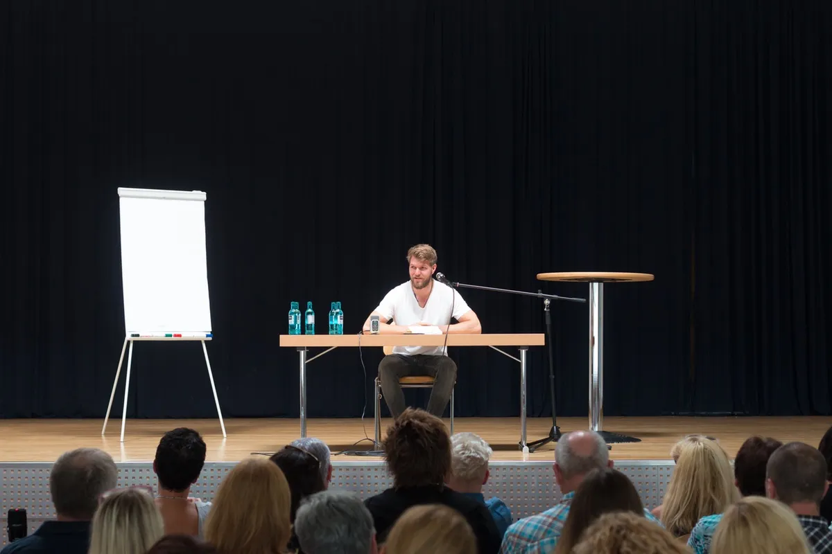 Fabian Ries bei einer Lesung